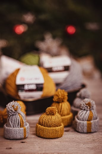 Návod ako vyrobiť mini čiapky na vianočný stromček